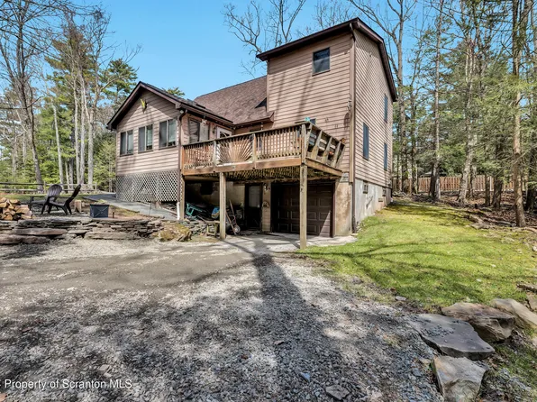 135 Terrace Dr, Lakeville, PA 18438