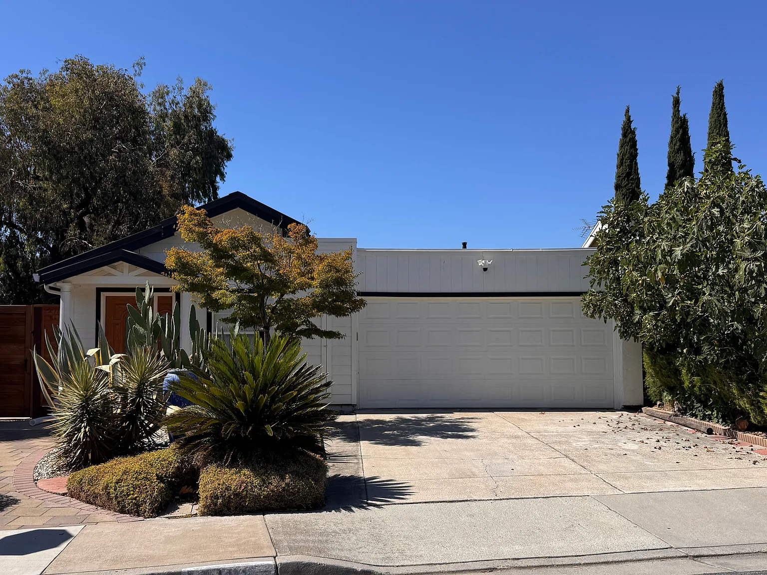 4 bed, 1325 sqft, $5,200 — Photo 2