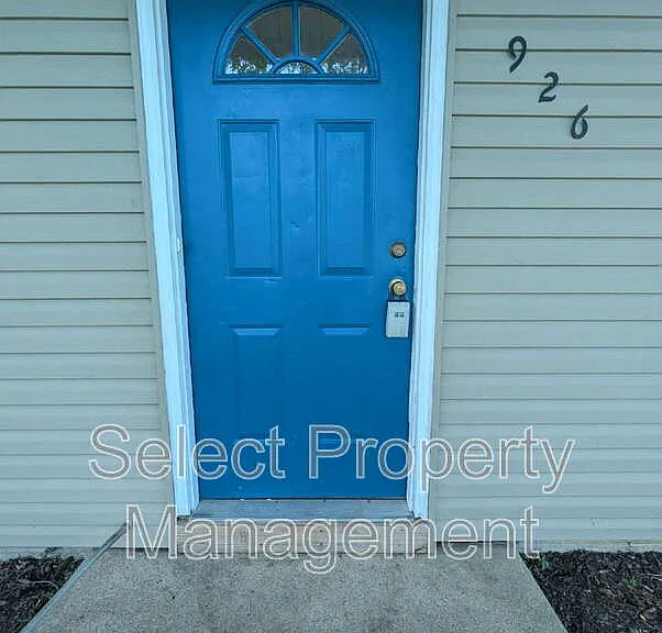 926 Houston Dr — Photo 2