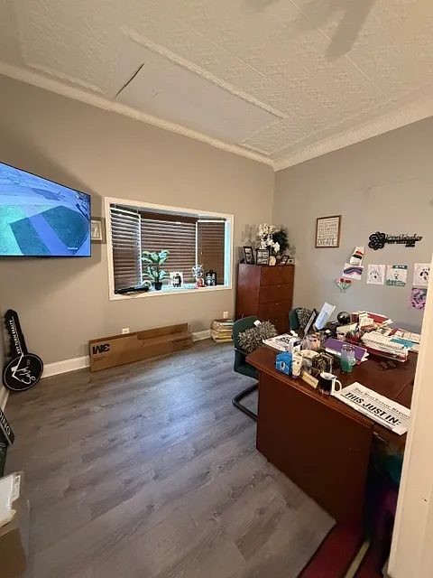 645 Norton St - Office Space