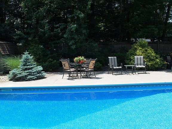 5th image of 51 Brackett Ln