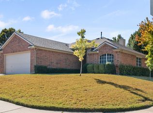 6700 Periwinkle Dr, Arlington, TX 76002