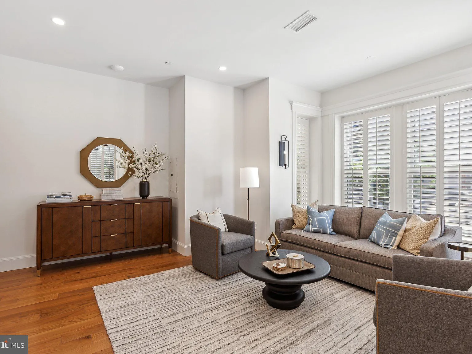 1 bed, 1.0 bath, 866 sqft, $4,000 — Photo 3