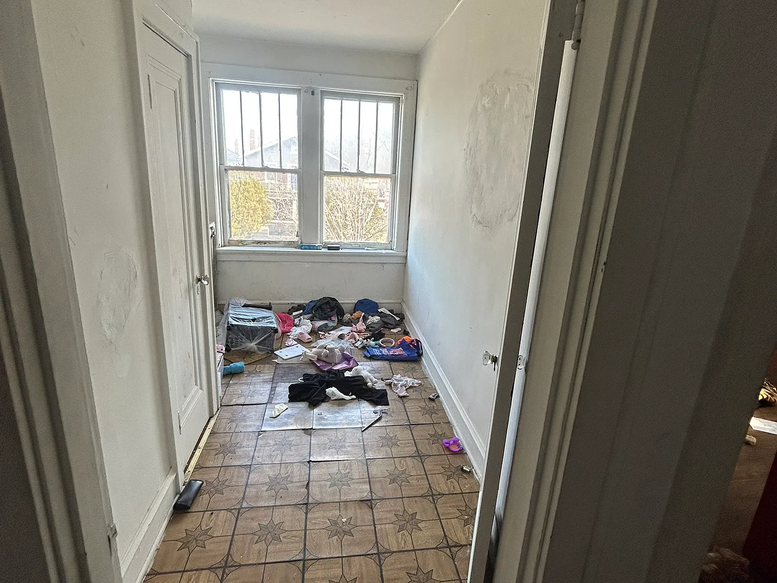 4 bed, 2500 sqft, $975 — Photo 4