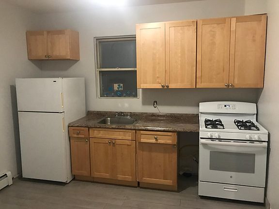 3rd image of 216 Cromwell Ave