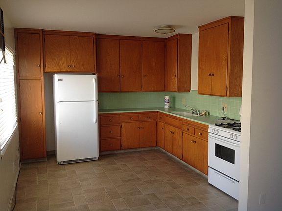 4th image of 819 E 4th St APT 17