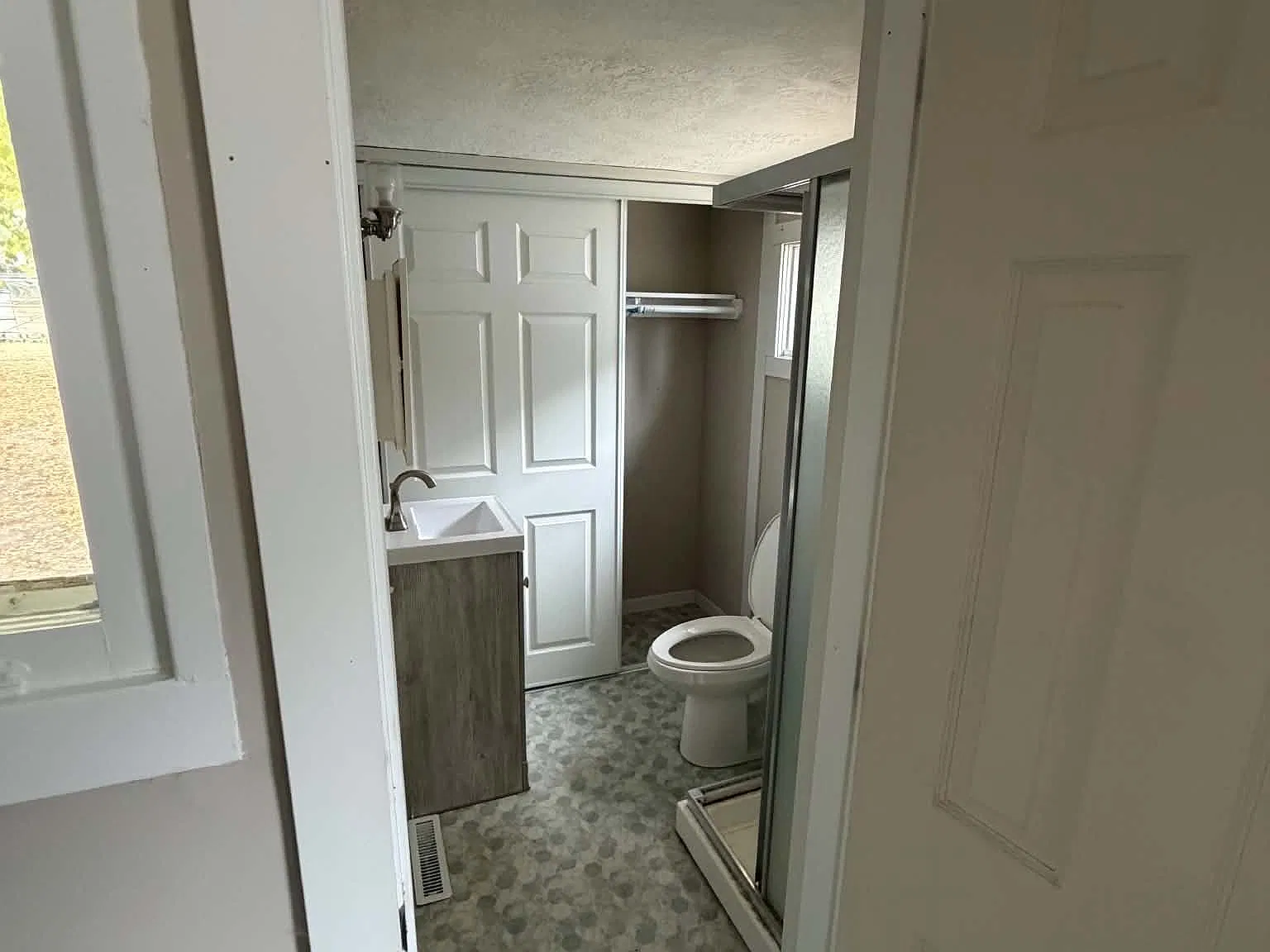 305 North Broadway, Watertown, SD - 307 1/2 — Photo 3