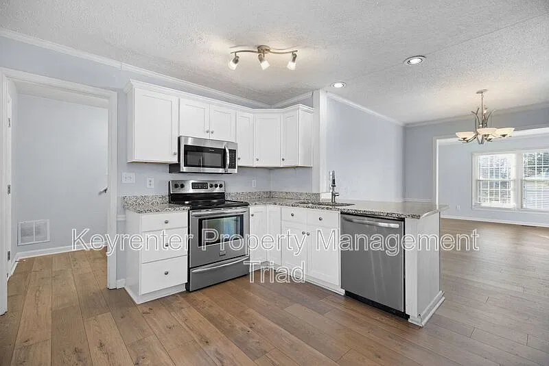 4 bed, 3.5 bath, 2160 sqft, $1,800 — Photo 2