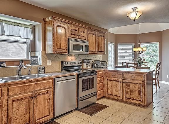 4th image of 406 SW Cross Creek Dr