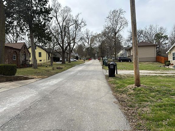 4th image of 815 E Devon St