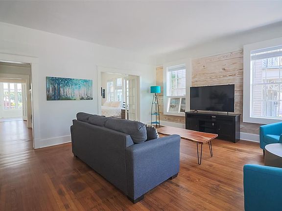3rd image of 2609 Broadway St