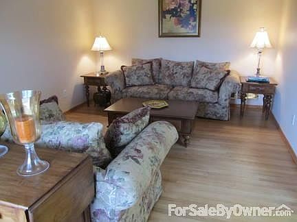 Formal Living Room
						:
						crown molding