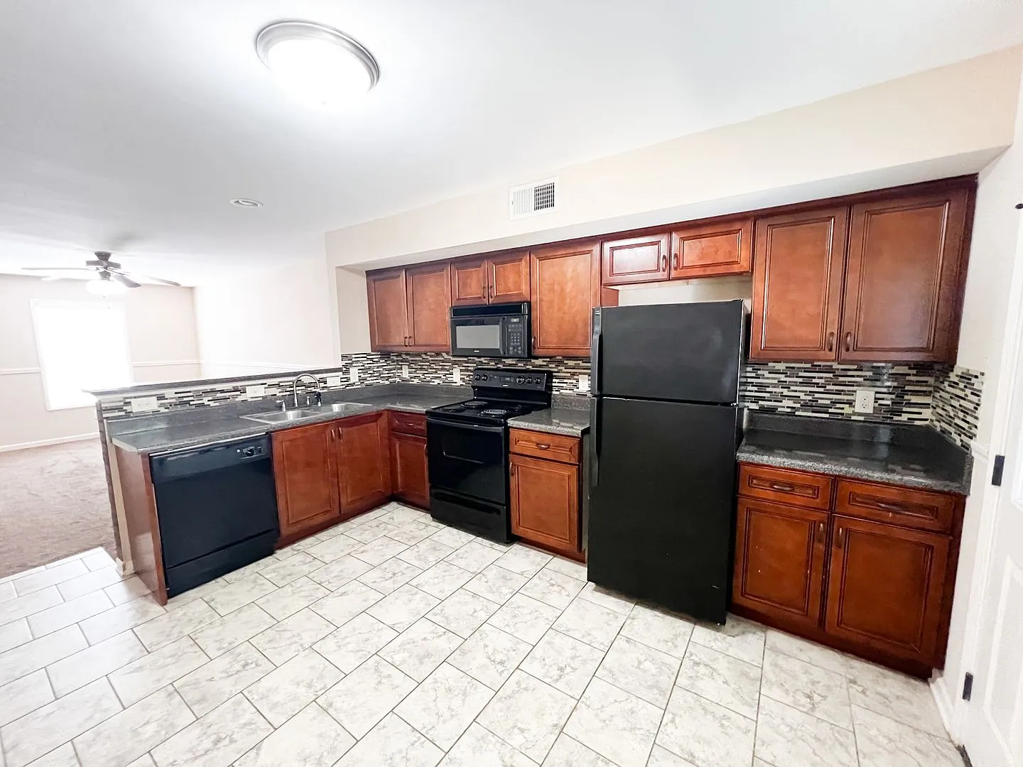 2 Bedroom 1.5 Bathroom Townhome — Photo 4