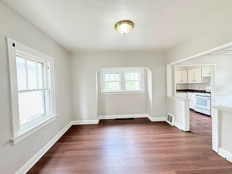 1019 Booth Ave — Photo 3