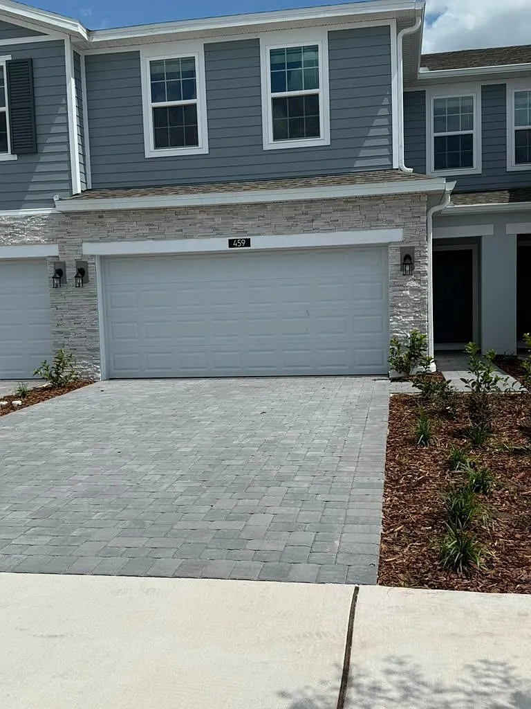 4 bed, 2.5 bath, 1876 sqft, $2,600 — Photo 1