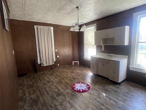 4th image of 629 Forrest St