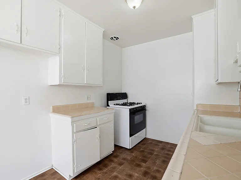 913 N Normandie Ave #6 — Photo 5