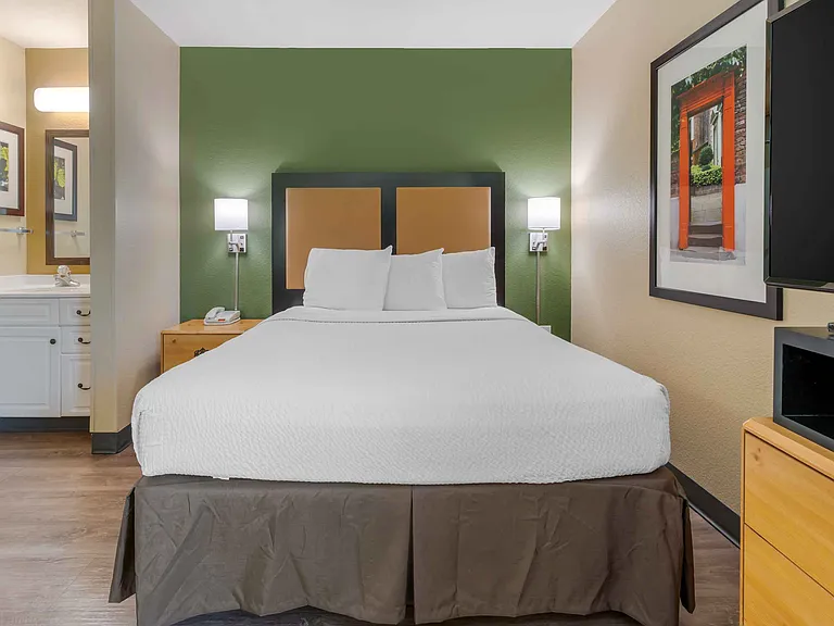 Deluxe Studio - 1 Queen Bed