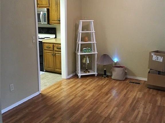 3rd image of 10 Joanie Ln
