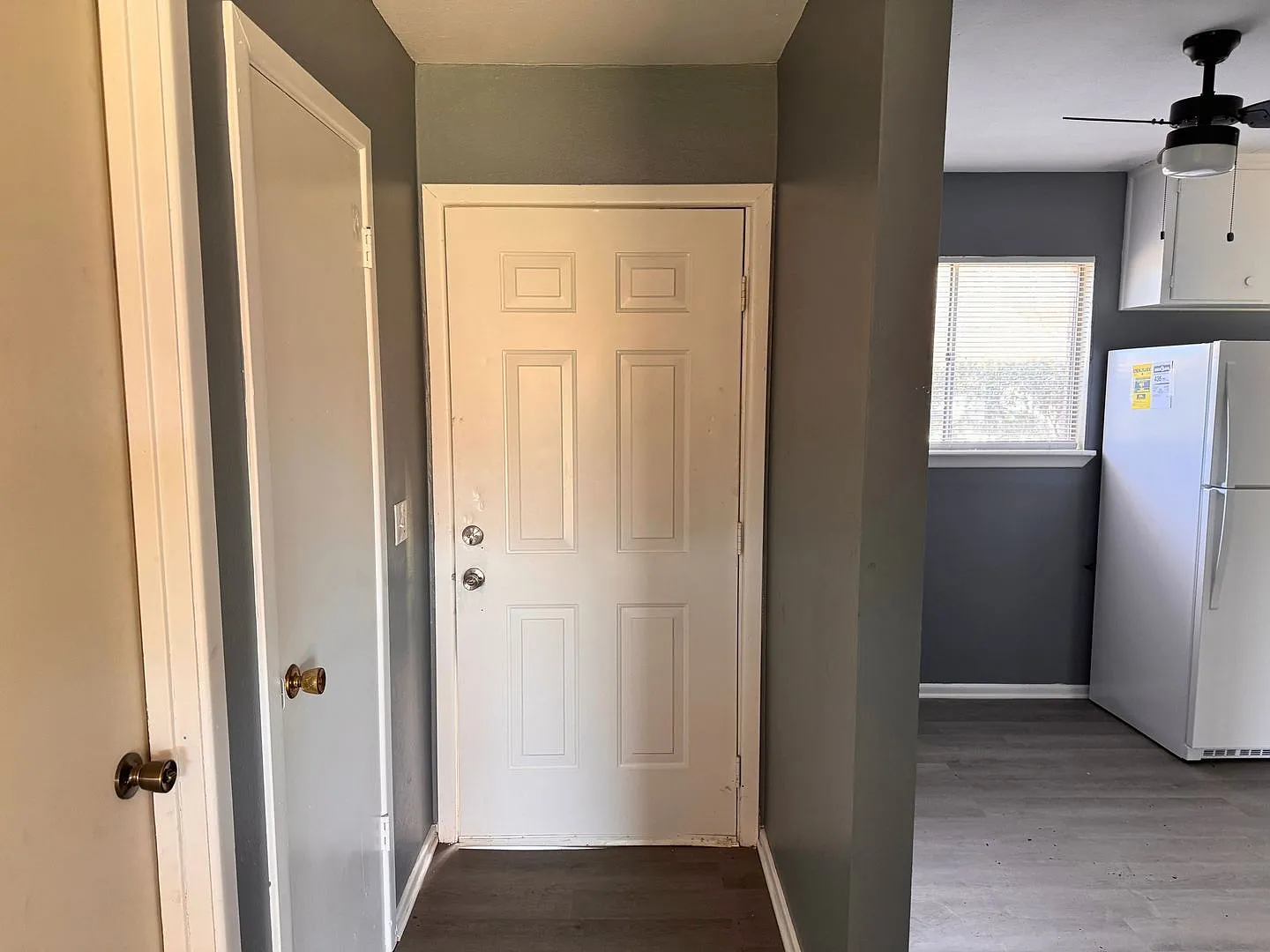 3 Bed 1.5 Bath w/ Garage In City View — Photo 2