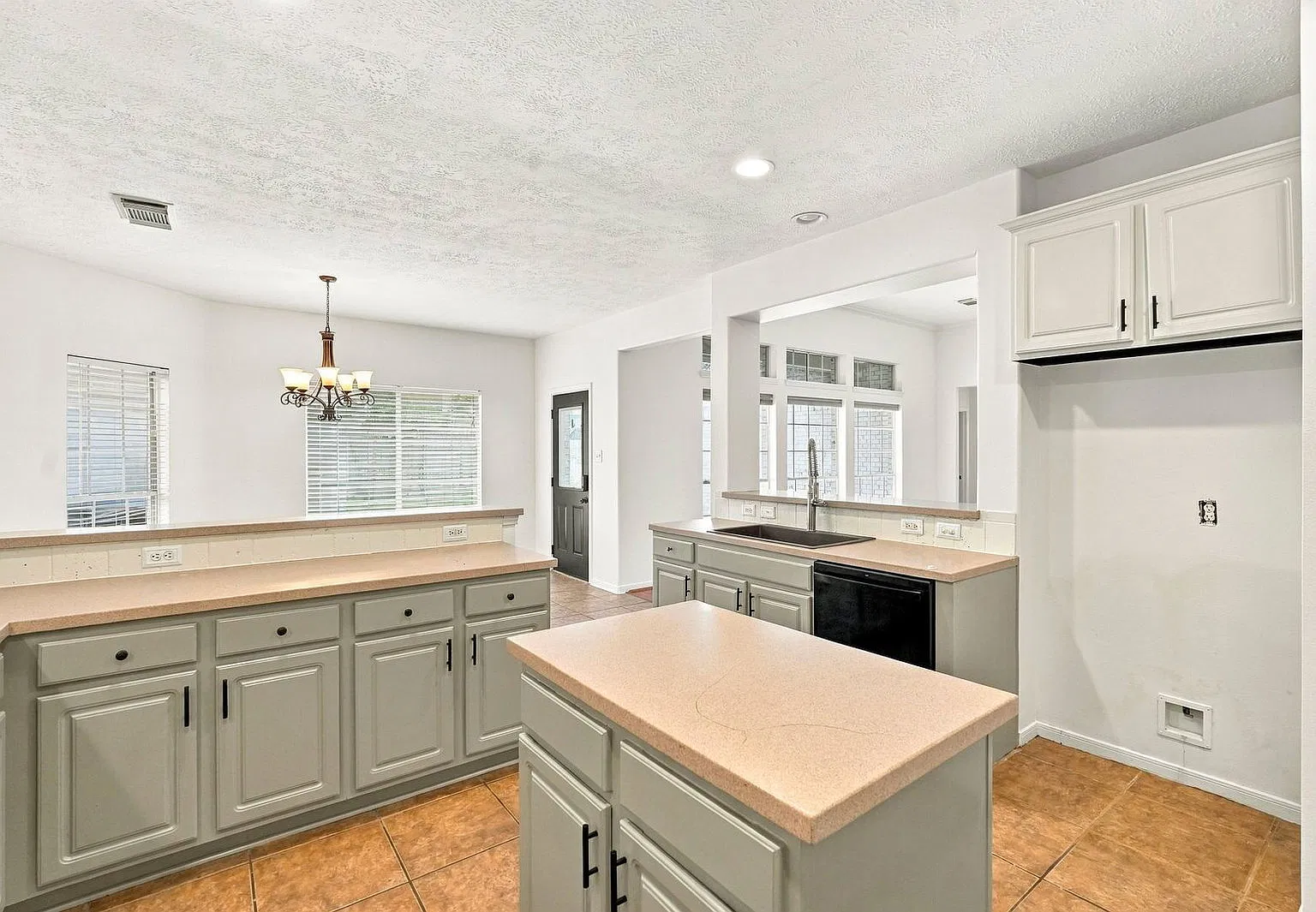 4 bed, 3.0 bath, 3267 sqft, $3,900 — Photo 3