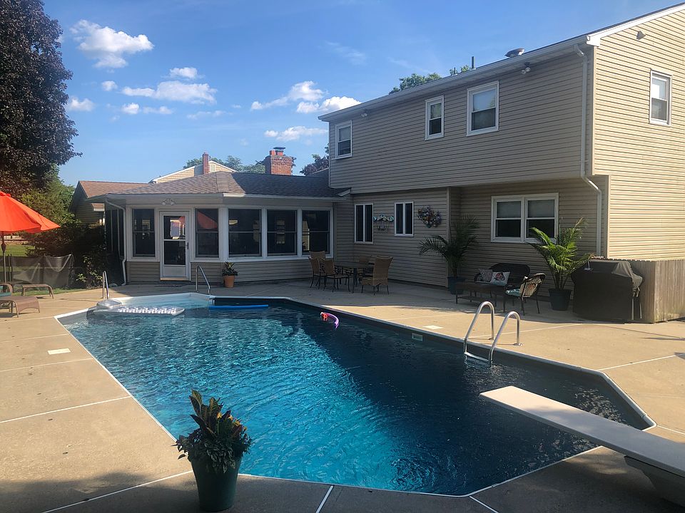 2nd image of 19 Burnt Mill Cir