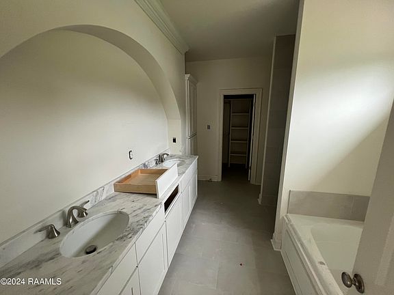 5th image of 222 Berchman Oaks Dr