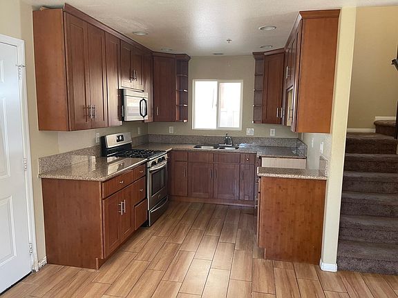 3rd image of 16484 Pine Wood St