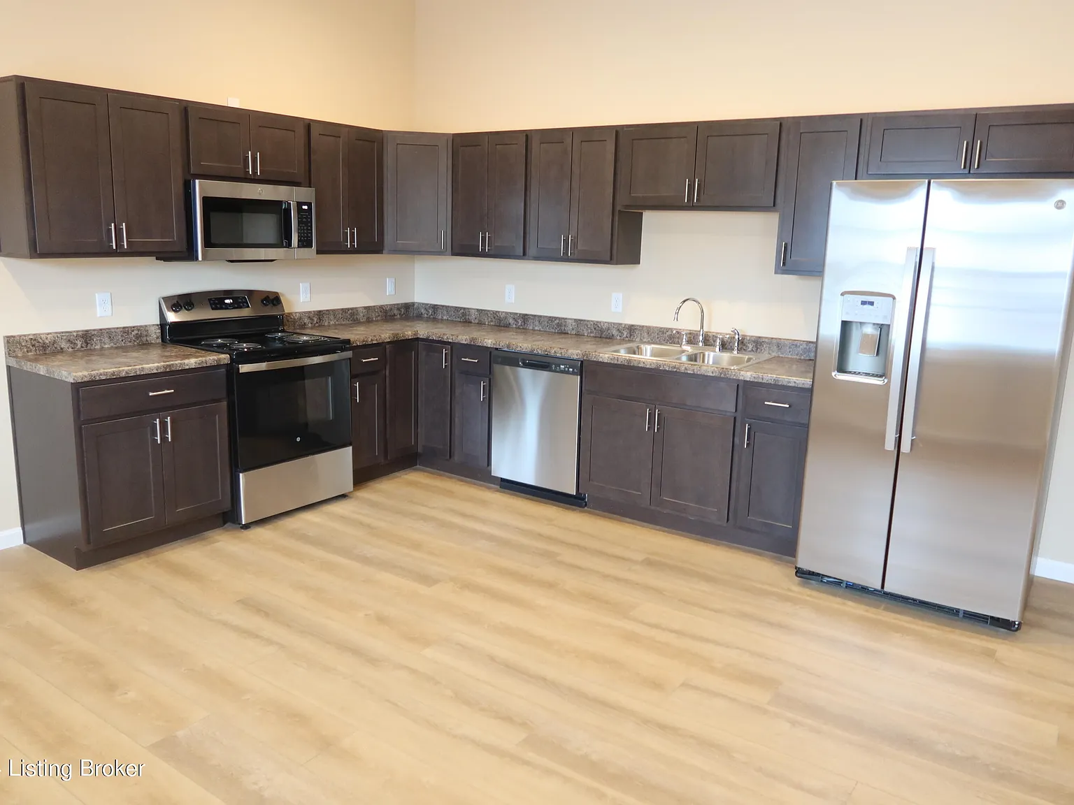 3 bed, 2.0 bath, 1550 sqft, $1,395 — Photo 2