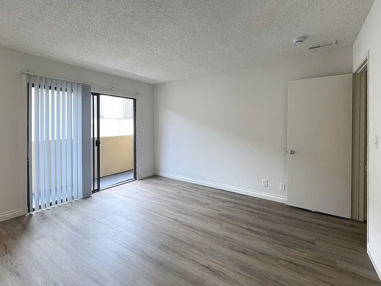 Francis Apartments...Gorgeous Newly Remodeled ...CALL NOW! — Photo 19