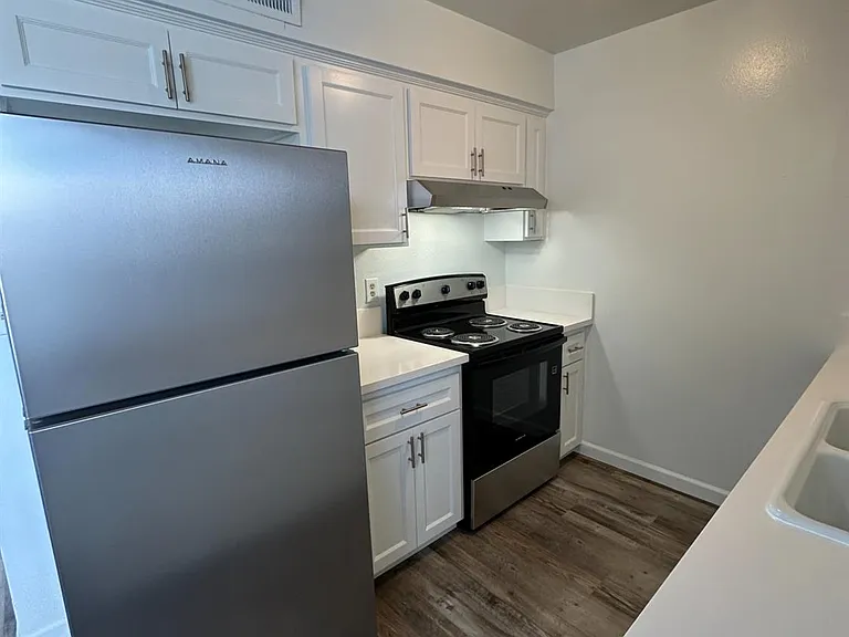 1069 Cherry Ln #D — Photo 6