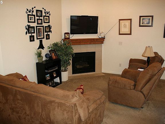 3rd image of 852 NE 109th Ct