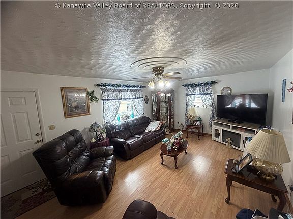 4th image of 131 Azalea Ln