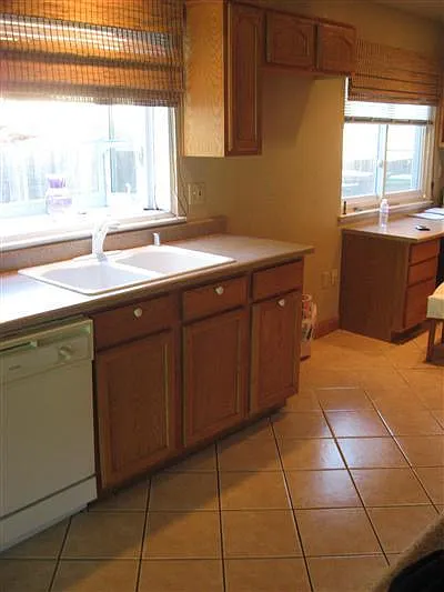 1384 Somerset Dr — Photo 3