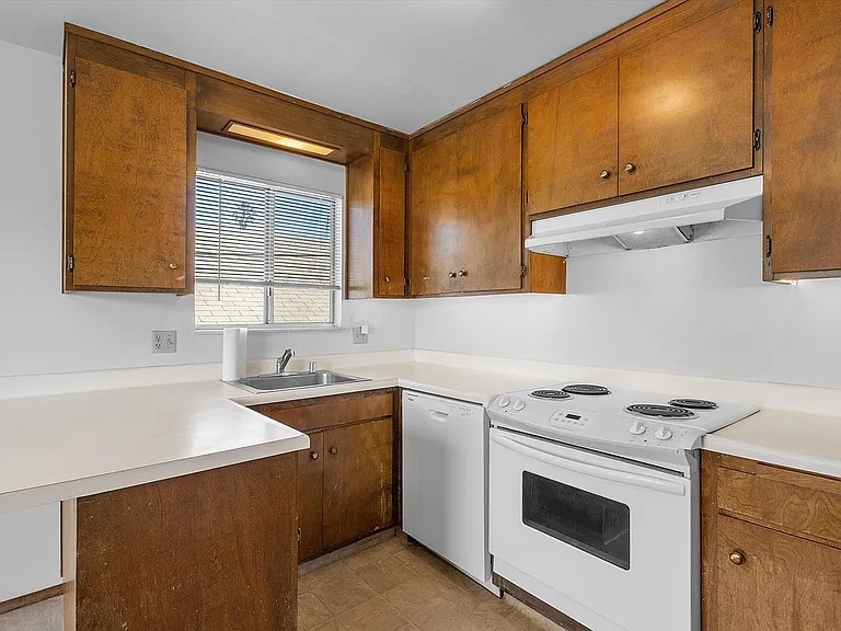 1336 Broadway #B - 2 bedroom | 1 bath | Upper unit w/ a private balcony — Photo 9