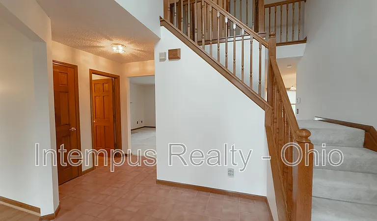 370 Glenside Ln — Photo 2