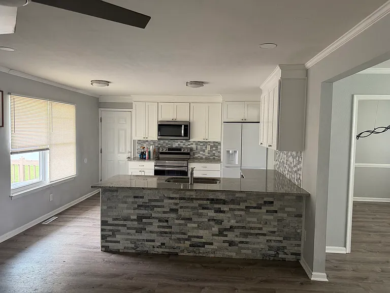 2825 Holiday Point Dr — Photo 3