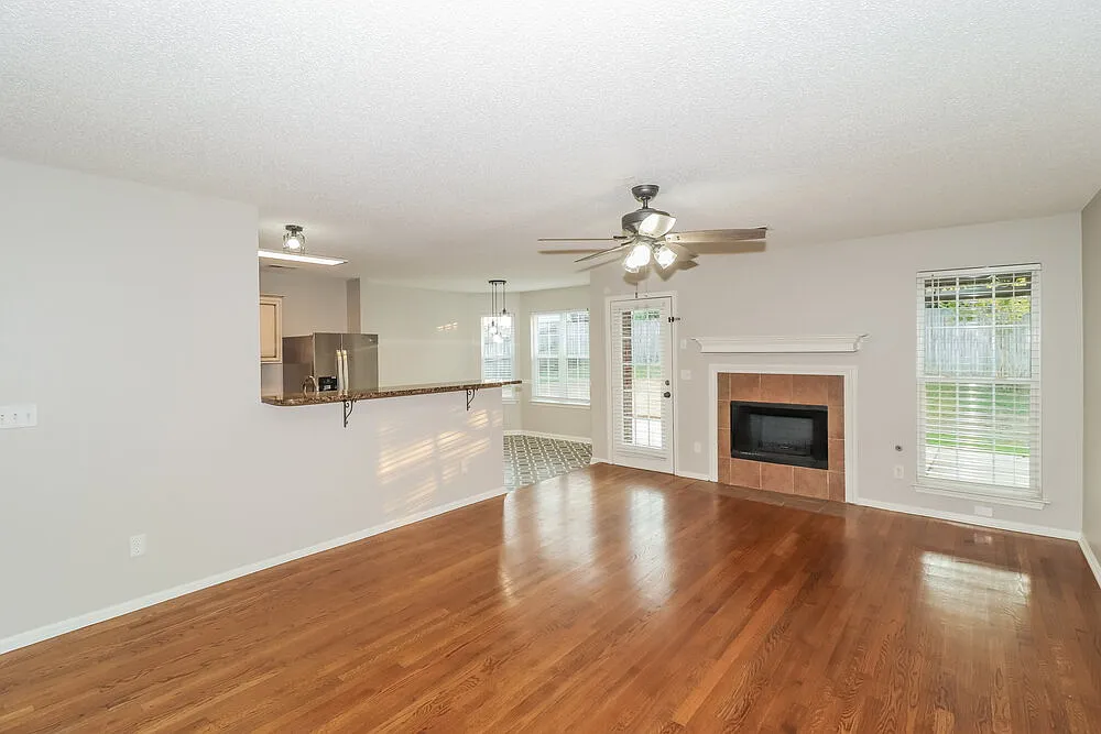 3 bed, 2.0 bath, 1924 sqft, $2,510 — Photo 3