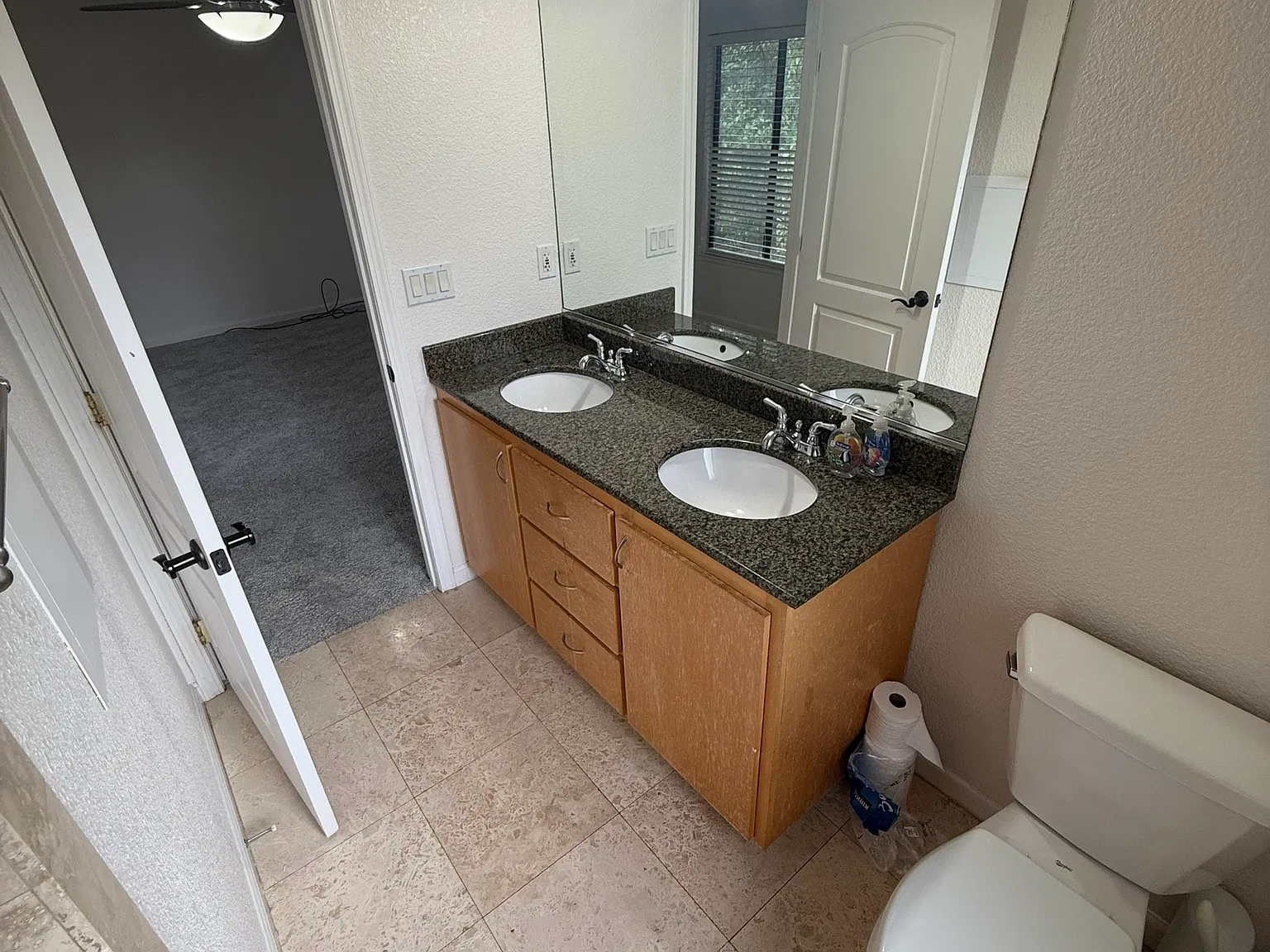 6 bed, 2600 sqft, $1,295 — Photo 2