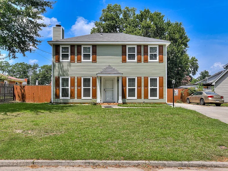 2211 Pleasant Dr — Photo 4