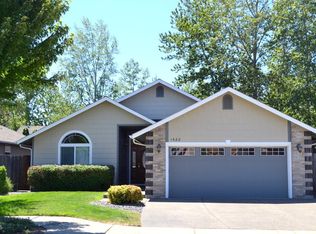 1688 SW Waterstone Dr, Grants Pass, OR 97527