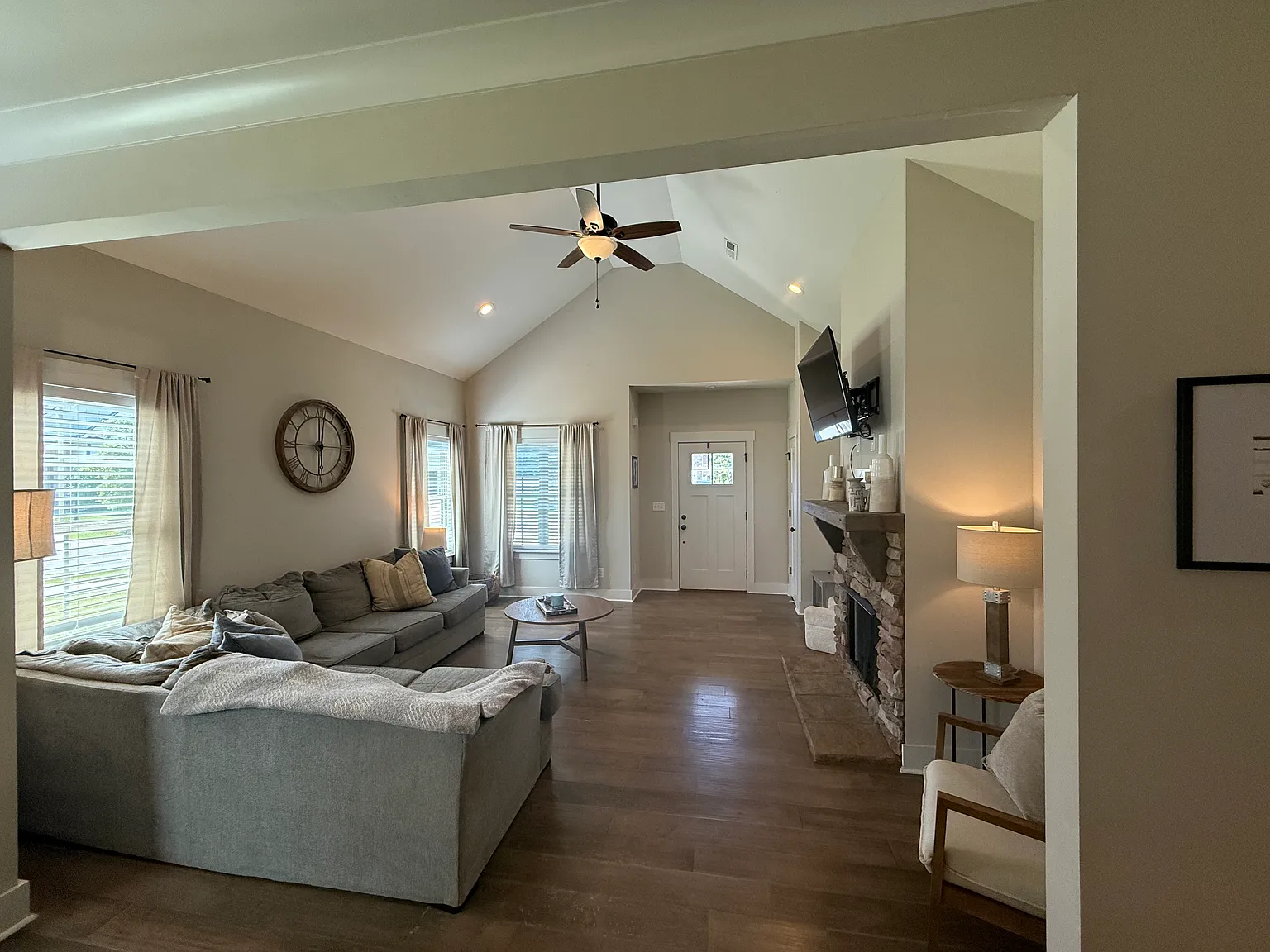 3 bed, 1988 sqft, $2,700 — Photo 3