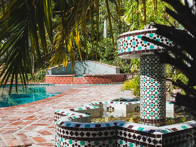 fountain / pool / spa