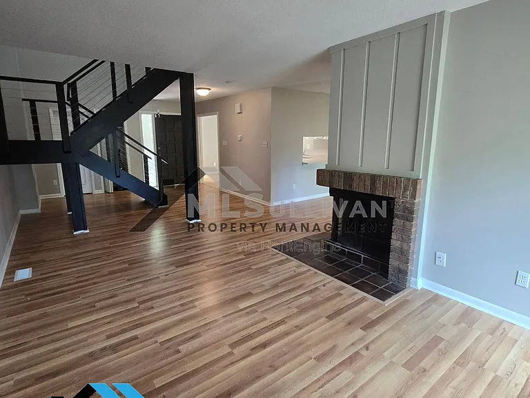 4100 Five Oaks Dr #21 — Photo 3