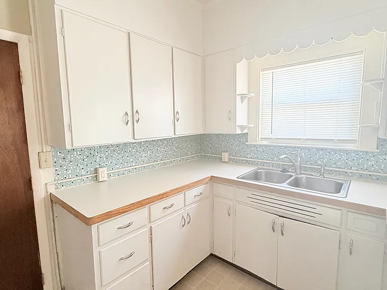 428 S Clemens Ave — Photo 8
