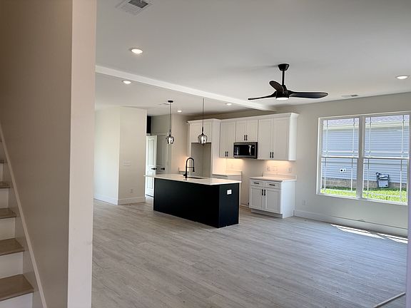 4th image of 208 15th Ave W