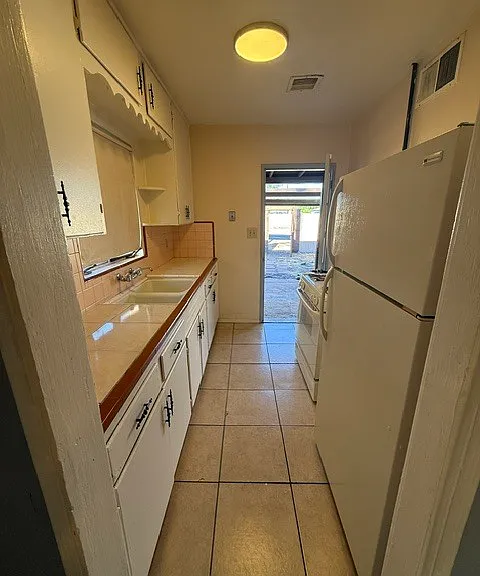 601 N Swan Rd — Photo 16