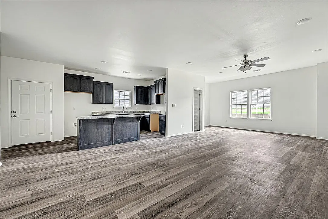 4 bed, 2019 sqft, $2,000 — Photo 2