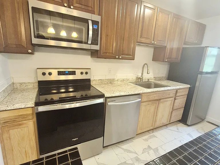 2404 Barracks Ct #1 — Photo 8