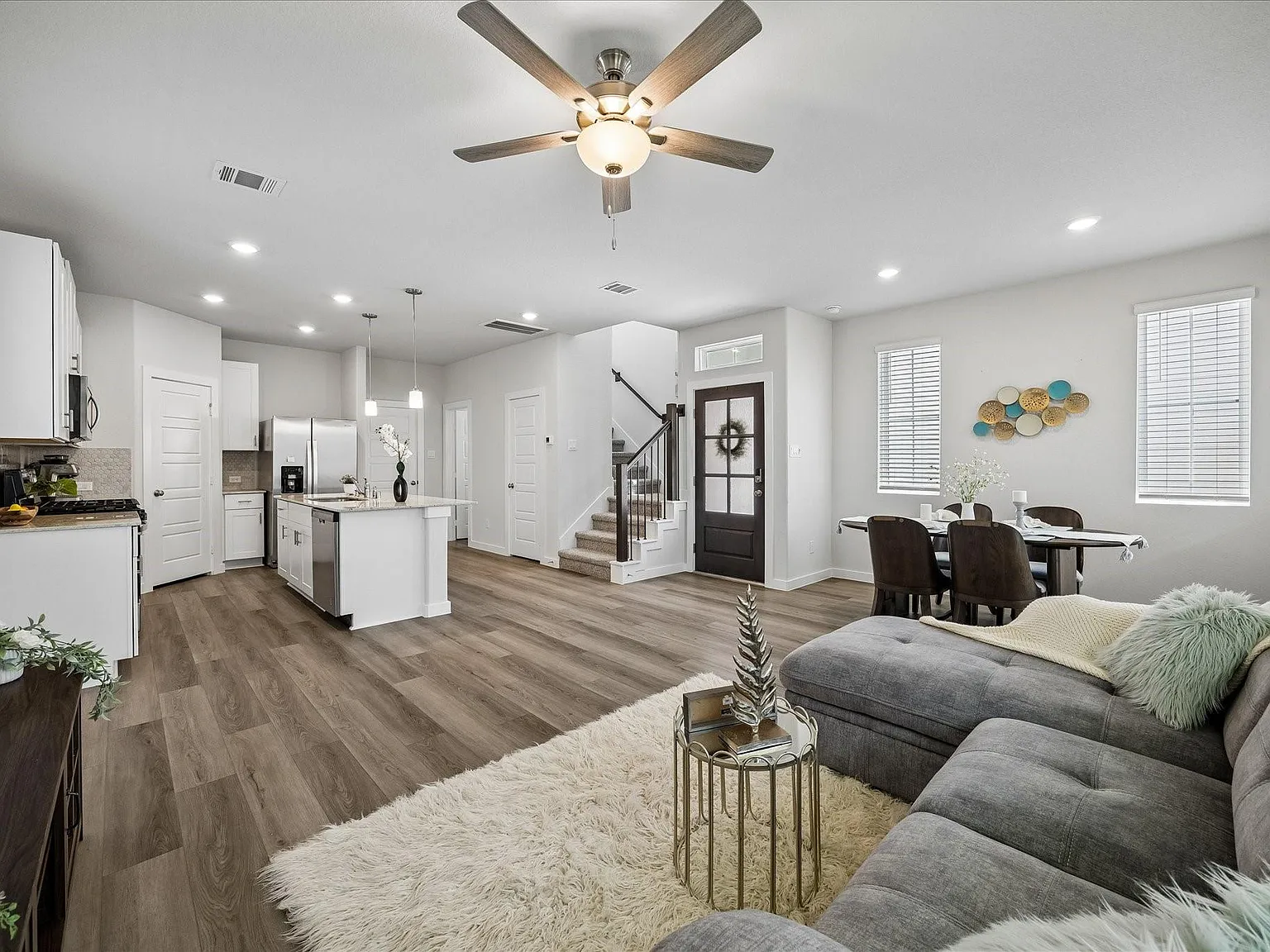 3 bed, 2.5 bath, 1571 sqft, $2,395 — Photo 2